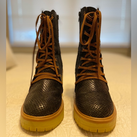 Oasis Society/ size 6/ lace up healed combat boot. - Picture 4 of 8